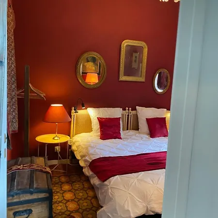 La Favorite - - Chateau Le Bas Bleu