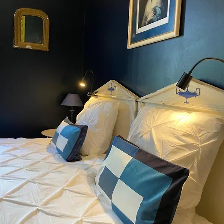 La Favorite - - Chateau Le Bas Bleu