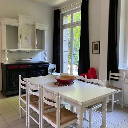 La Favorite - - Chateau Le Bas Bleu Daire *